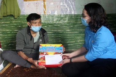 Trao hơn 1.640 suất quà đến với người lao động nghèo dịp Tết