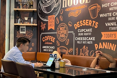 Lỗ vì khách ngồi 8 giờ gọi ly nước 20.000 đồng, chủ quán tìm cách "đuổi"