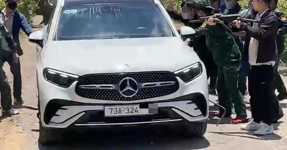 Cận cảnh biên phòng chặn xe Mercedes, tóm gọn cặp nam nữ tàng trữ ma túy Cận cảnh biên phòng chặn xe Mercedes, tóm gọn cặp nam nữ tàng trữ ma túy