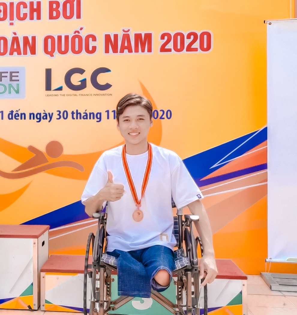 Chàng trai bị gấu cắn cụt 2 chân chơi bóng cực đỉnh, bơi như vận động viên - 4 Chàng trai bị gấu cắn cụt 2 chân chơi bóng cực đỉnh, bơi như vận động viên - 4