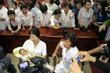 Giây phút vỡ òa đón nhận cháu bé bị bắt cóc trở về