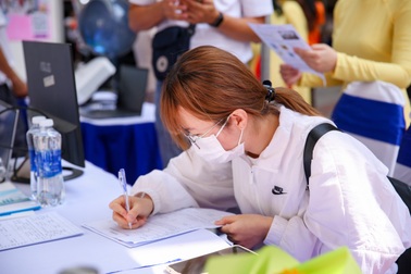 Nhu cầu tuyển dụng cuối năm giảm mạnh, nhân sự bám trụ chờ thưởng Tết