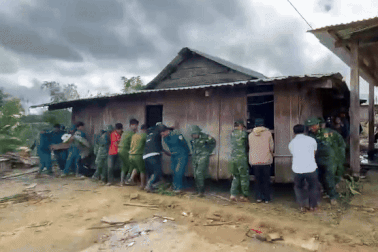 Hàng chục "thần đèn" khiêng nhiều căn nhà đi tránh sạt lở