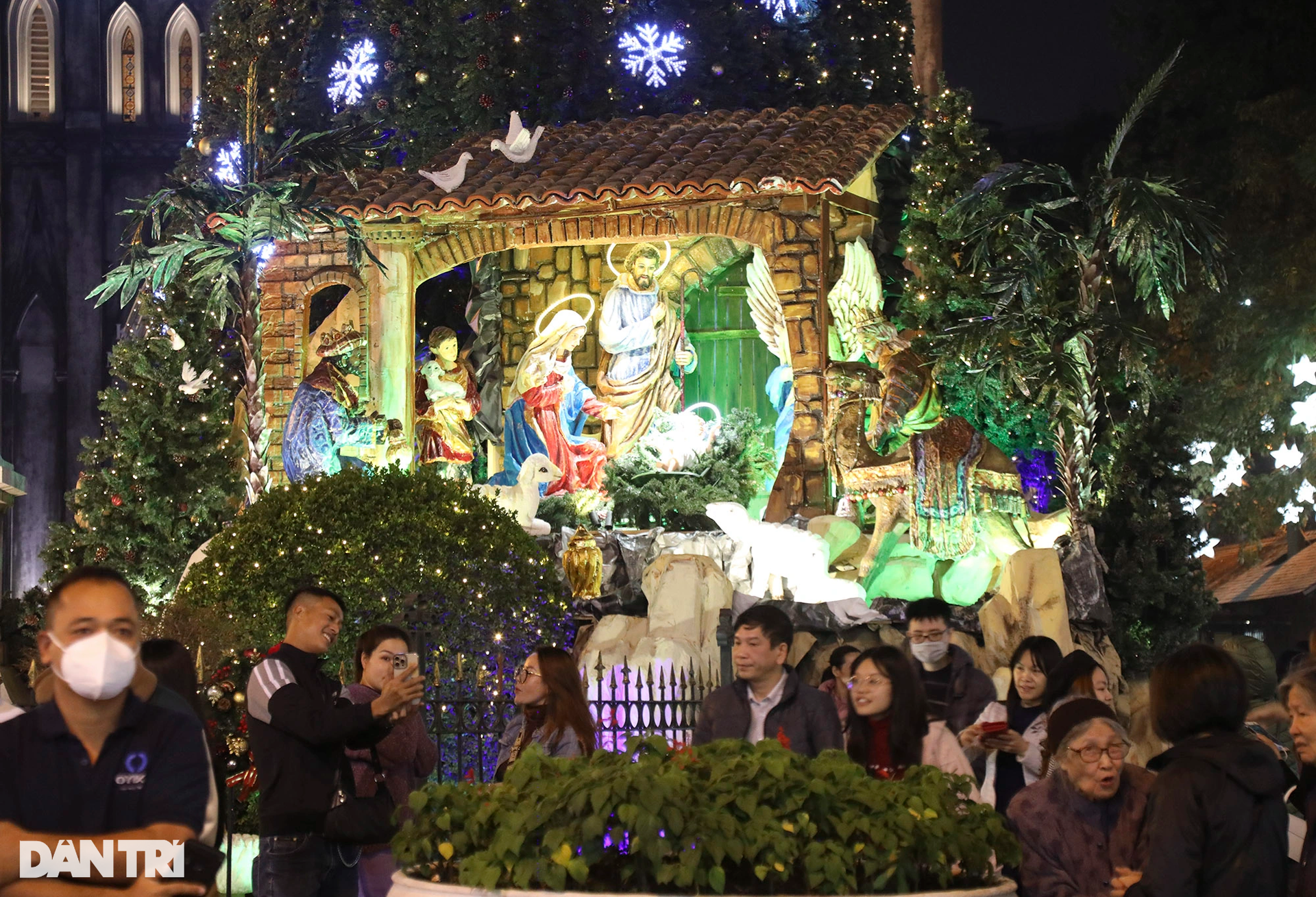 Các nhà thờ ở Hà Nội trang trí lung linh hàng nghìn ánh đèn đón Noel 2022 - 11 Các nhà thờ ở Hà Nội trang trí lung linh hàng nghìn ánh đèn đón Noel 2022 - 11