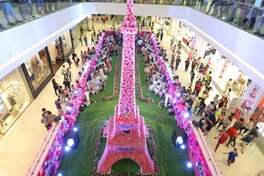 Tháp hoa khổng lồ xuất hiện tại Việt Nam