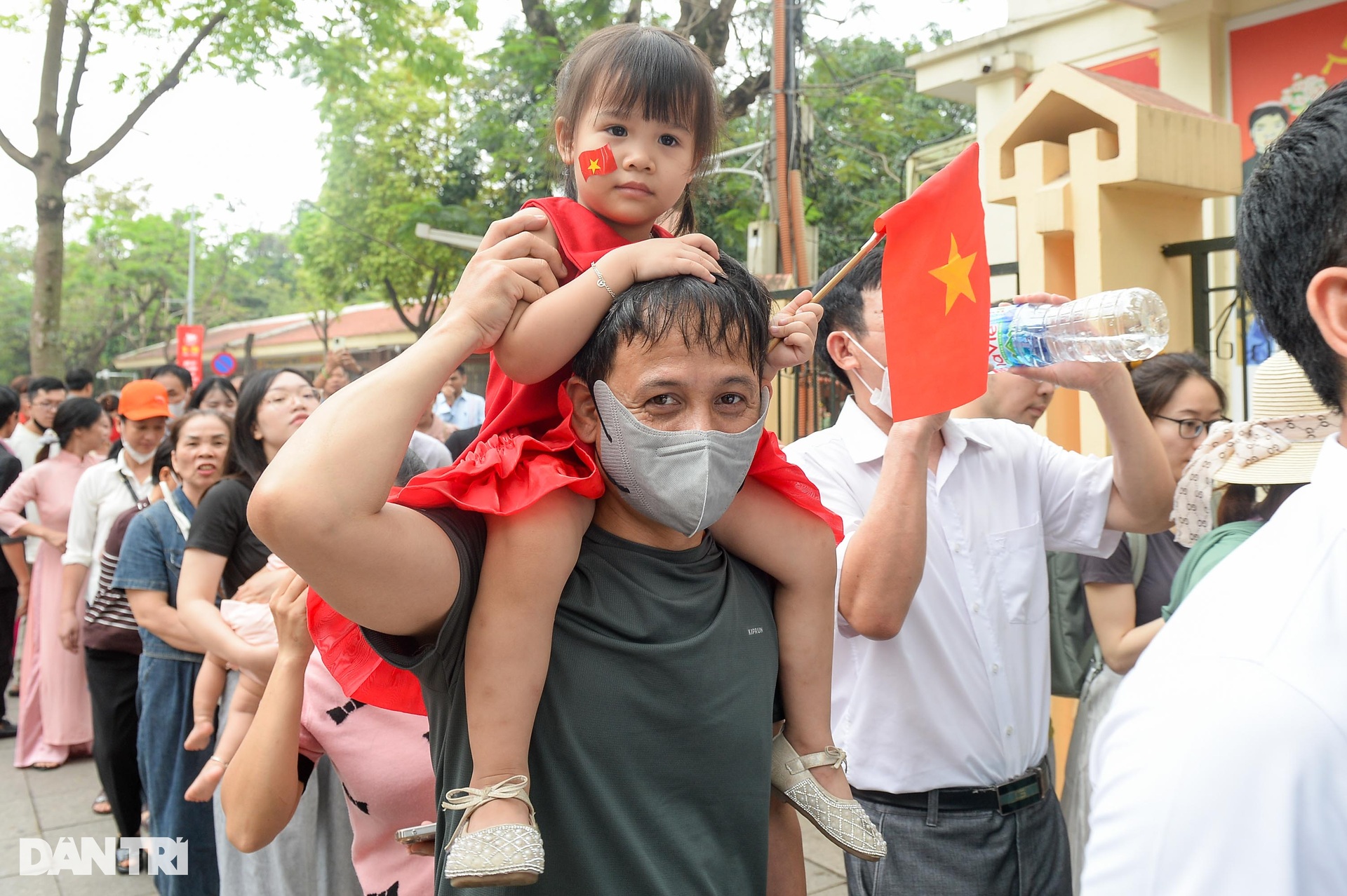 Người dân xếp hàng vào Lăng viếng Chủ tịch Hồ Chí Minh ngày 30/4 - 12 Người dân xếp hàng vào Lăng viếng Chủ tịch Hồ Chí Minh ngày 30/4 - 12