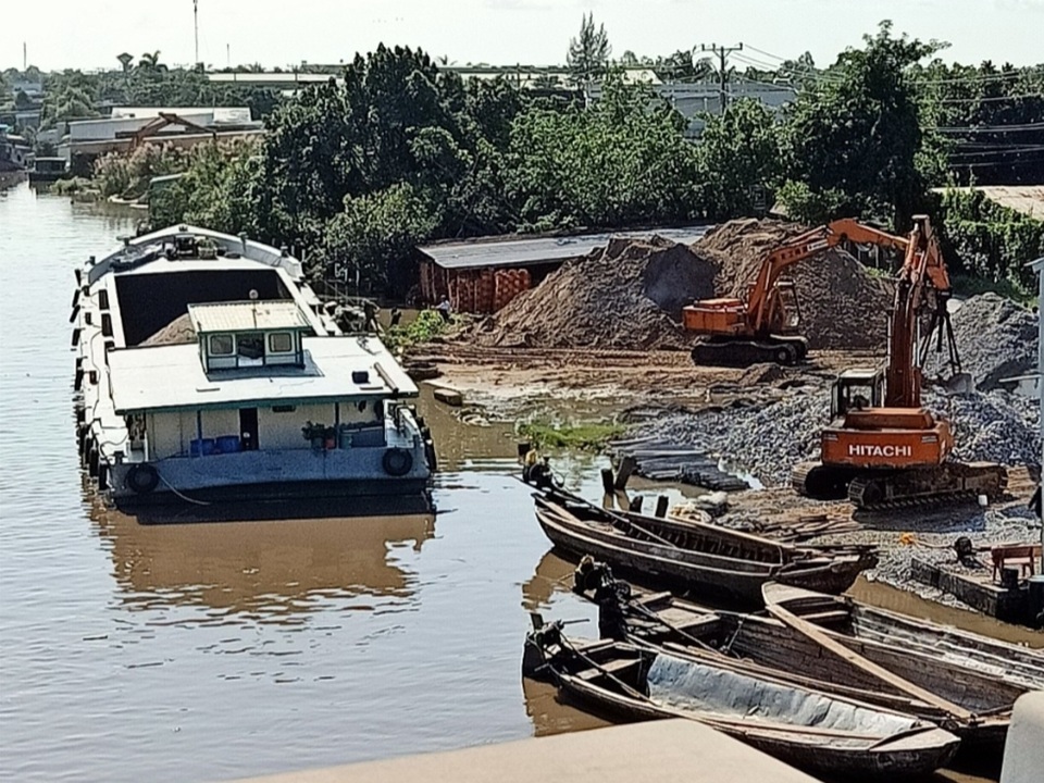 Một người đàn ông tử vong bất thường dưới xà lan chở cát - 1 Một người đàn ông tử vong bất thường dưới xà lan chở cát - 1