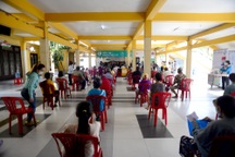 TPHCM: Người dân tấp nập đổ về siêu thị "0 đồng"