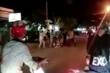 Một thanh niên bị nhóm côn đồ đánh, chém dã man trên phố