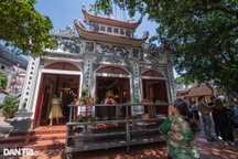 Phủ Tây Hồ vắng vẻ ngày Rằm tháng Bảy