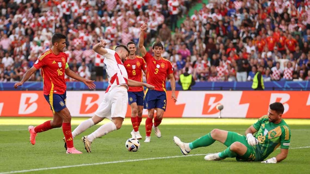 Vì sao Rodri may mắn thoát thẻ đỏ trước Croatia? - 1 Vì sao Rodri may mắn thoát thẻ đỏ trước Croatia? - 1