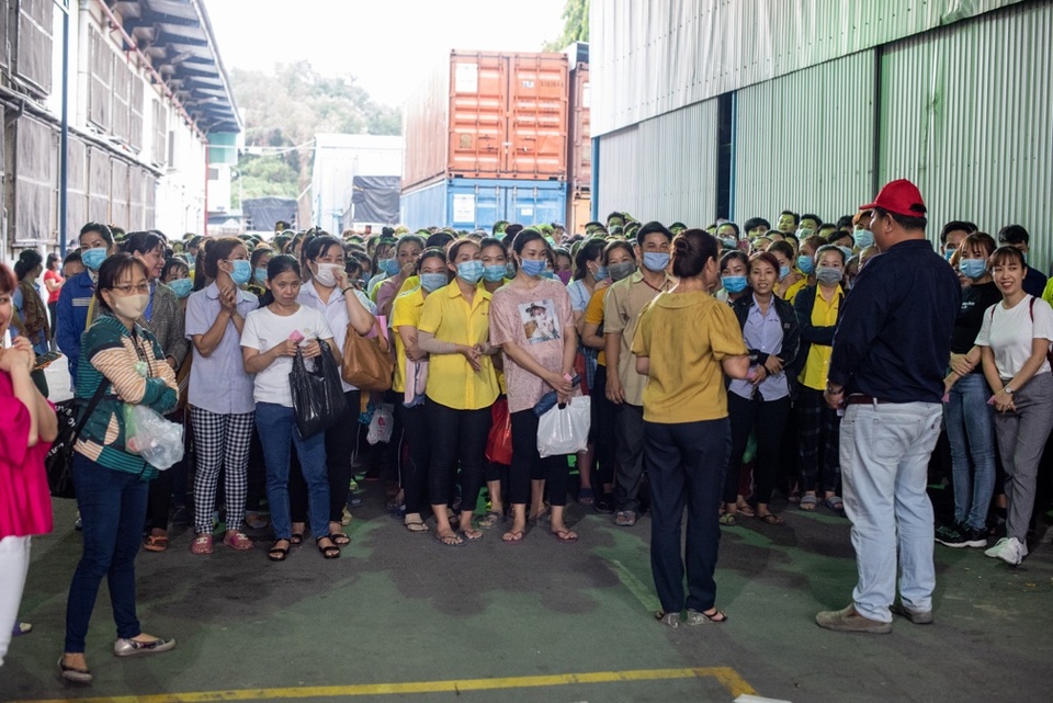 400 công nhân có hoàn cảnh khó khăn vui mừng nhận quà đón Tết - 1 400 công nhân có hoàn cảnh khó khăn vui mừng nhận quà đón Tết - 1