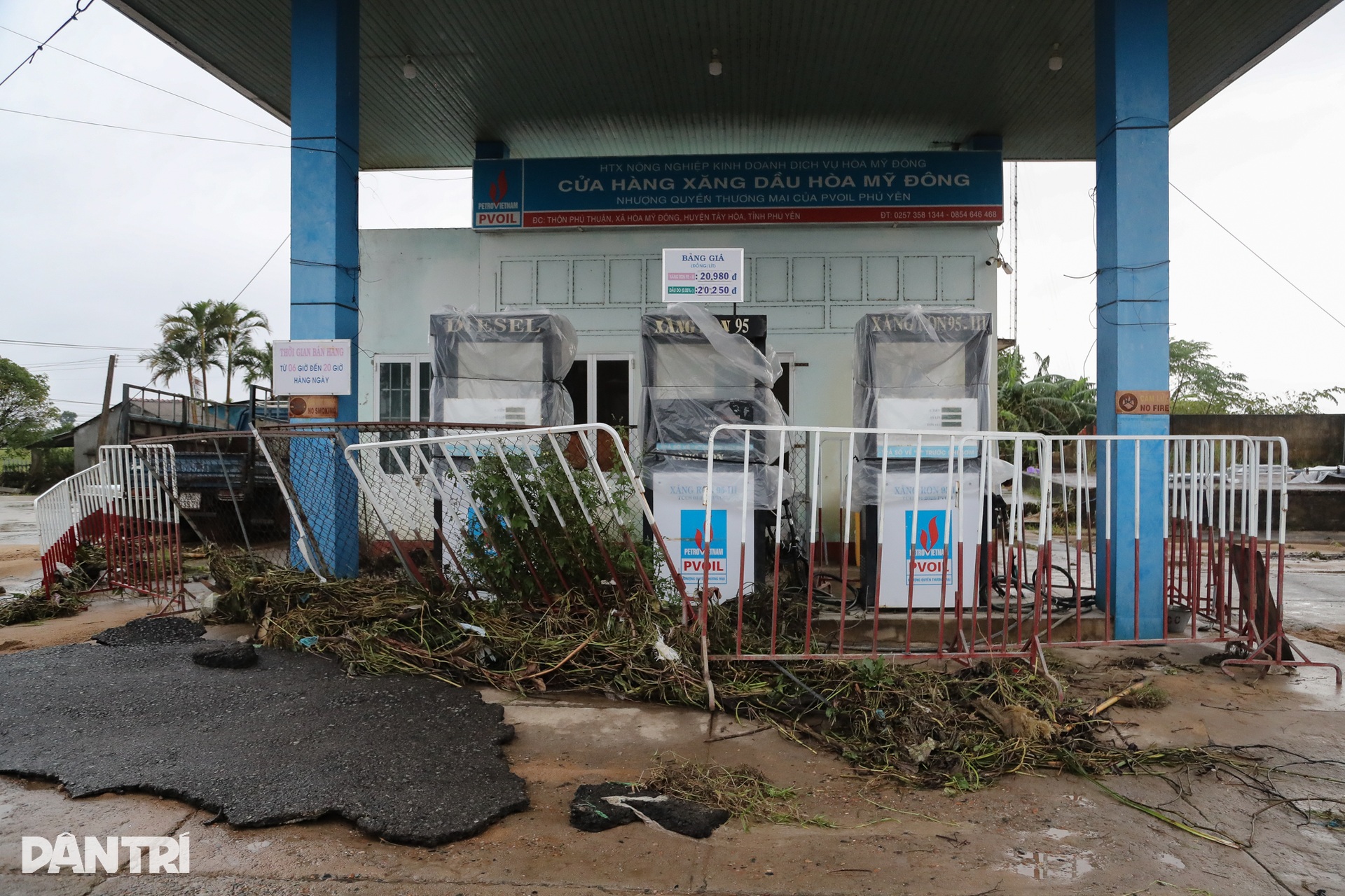 Bàng hoàng sau lũ dữ: Nhà cửa đổ sập, đường xá nứt toác - 12