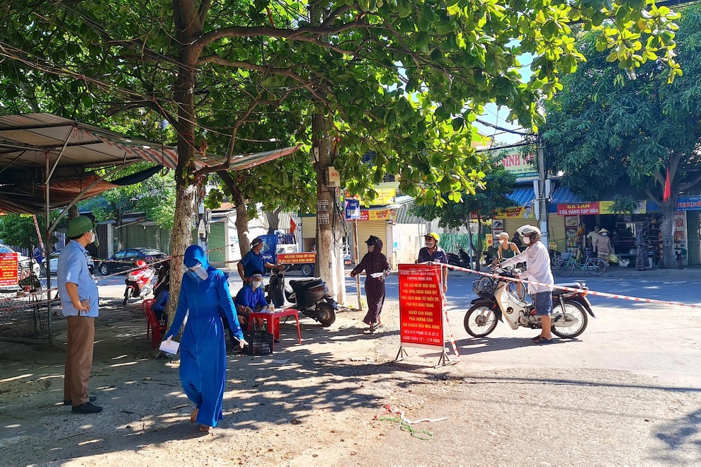 Hình ảnh lạ trong ngày đầu người dân TP Vinh đi chợ bằng thẻ - 3 Hình ảnh lạ trong ngày đầu người dân TP Vinh đi chợ bằng thẻ - 3