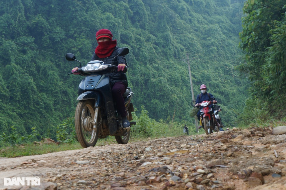 Thầy cô gánh xe máy vượt sông, mang con chữ vào nơi thâm sơn cùng cốc - 2 Thầy cô gánh xe máy vượt sông, mang con chữ vào nơi thâm sơn cùng cốc - 2