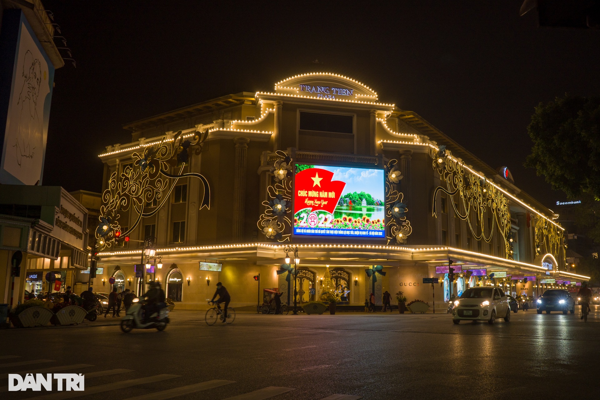 Đường phố Hà Nội vắng vẻ khác lạ đêm giao thừa đón chào năm mới 2022 - 2 Đường phố Hà Nội vắng vẻ khác lạ đêm giao thừa đón chào năm mới 2022 - 2