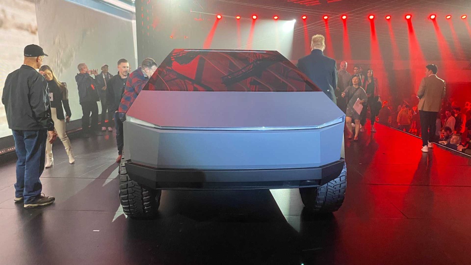 Tesla gây sốc với mẫu xe bán tải chống đạn Cybertruck giá chỉ từ 39.900 USD - 14 Tesla gây sốc với mẫu xe bán tải chống đạn Cybertruck giá chỉ từ 39.900 USD - 14