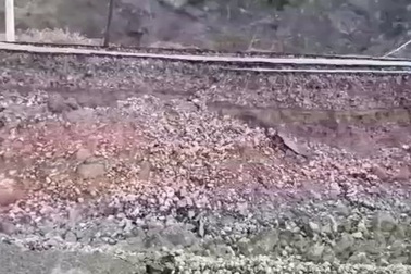 Nứt gãy đường nối hai khu di tích.