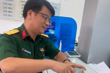 Trung tá quân đội trả lại gần 90 triệu đồng nhặt được ở cây ATM