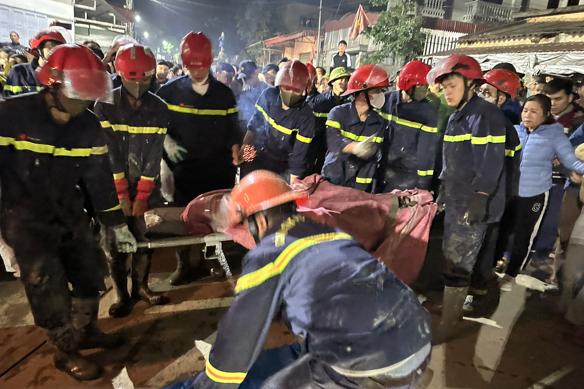 Cảnh sát dò âm, cắt thép, đào bê tông tìm nạn nhân vụ sập giàn giáo - 8 Cảnh sát dò âm, cắt thép, đào bê tông tìm nạn nhân vụ sập giàn giáo - 8