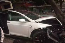 Nhân viên rửa xe đâm hỏng xe sang của khách