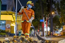 Đời công nhân quét đường, bố mẹ đi làm, con trẻ cũng không có Tết