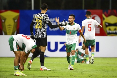 CĐV Indonesia "nổ" tưng bừng khi đội nhà cầm hòa tuyển Việt Nam