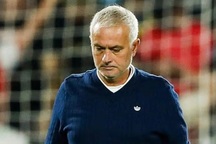 HLV Jose Mourinho bất ngờ bị sa thải