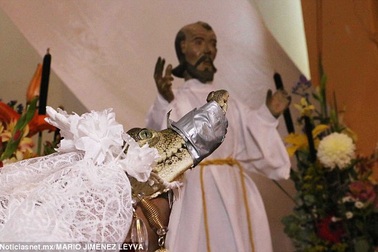 Thị trưởng cưới cá sấu để cầu may cho người dân