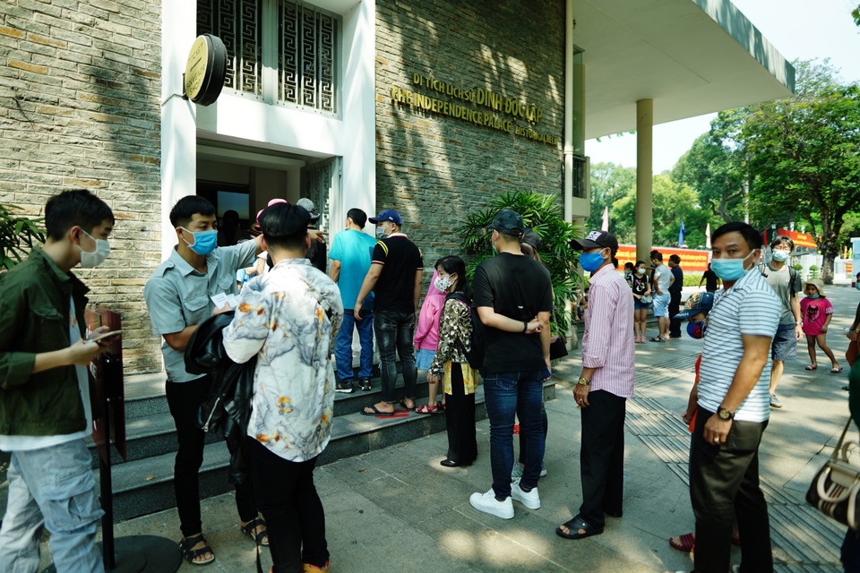 Đông đảo người dân xếp hàng tham quan Dinh Độc Lập - 3 Đông đảo người dân xếp hàng tham quan Dinh Độc Lập - 3