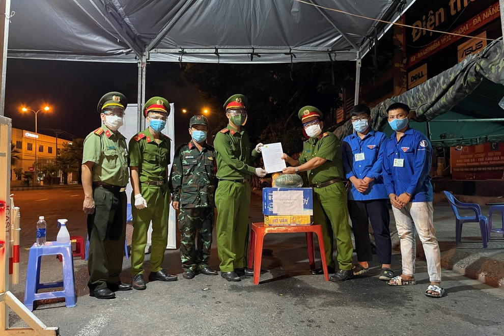 Nữ cán bộ chống dịch: Con công an, ba mẹ trực chiến, ở nhà tự chăm nhau - 2 Nữ cán bộ chống dịch: Con công an, ba mẹ trực chiến, ở nhà tự chăm nhau - 2