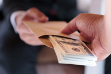 Khởi tố một trưởng phòng hãng hàng không vì cáo buộc đưa hối lộ