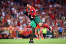 CĐV lao vào sân, ôm lấy Ronaldo trong trận đấu của Bồ Đào Nha
