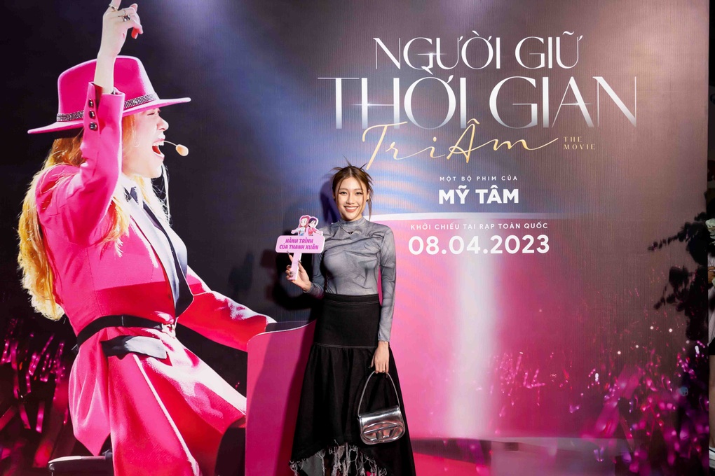 Mỹ Tâm mặc áo dài, chạy chiếc xe đạp 26 năm trước lên thảm đỏ gây náo loạn - 7 Mỹ Tâm mặc áo dài, chạy chiếc xe đạp 26 năm trước lên thảm đỏ gây náo loạn - 7
