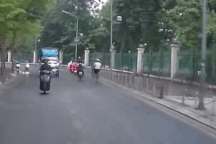 Hoảng hồn với tình huống xe máy trượt ngã, cô gái lao đầu vào ô tô