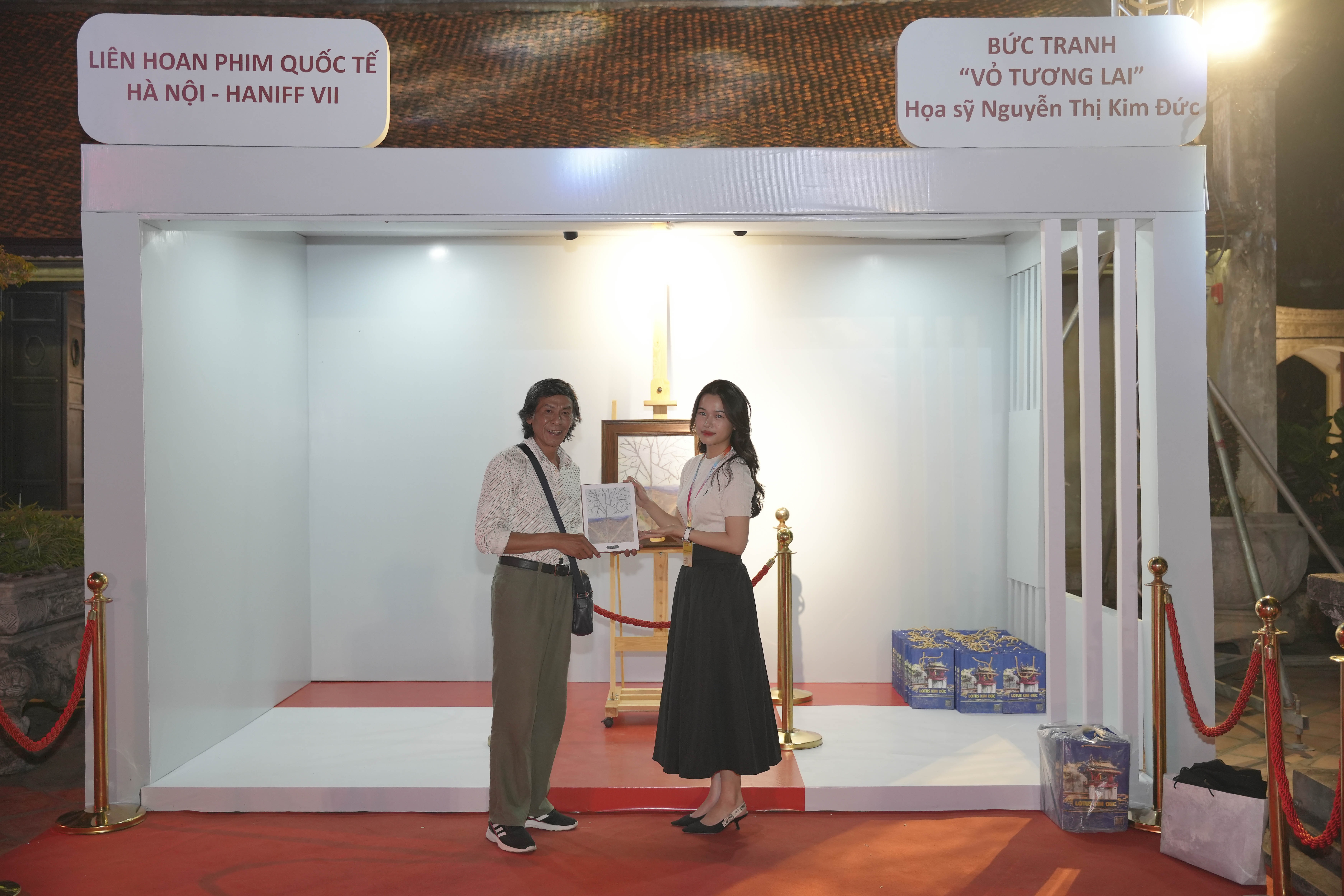 ວາງສະແດງຮູບແຕ້ມ “ແກະໃນອະນາຄົດ” ທີ່ງານມະໂຫລານຮູບເງົາສາກົນຮ່າໂນ້ຍ - 2 Trưng bày bản sao bức tranh Vỏ tương lai tại LHP Quốc tế Hà Nội - 2