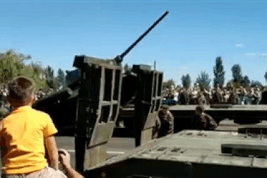 Xe tăng huyền thoại của Nga bất ngờ lật nhào sau lễ duyệt binh