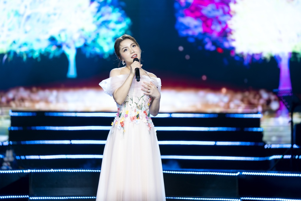 Nguyễn Ngọc Anh và Tô Minh Đức cưới trên sân khấu Con đường âm nhạc - 2 Nguyễn Ngọc Anh và Tô Minh Đức cưới trên sân khấu Con đường âm nhạc - 2
