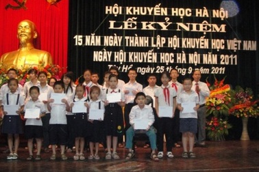 Hội Khuyến học Hà Nội trao gần 400 suất học bổng cho HS tiêu biểu