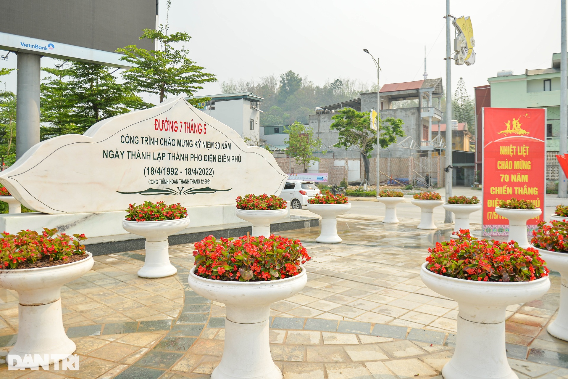 Thành phố Điện Biên Phủ rực rỡ cờ hoa trước ngày đại lễ 7/5 - 10 Thành phố Điện Biên Phủ rực rỡ cờ hoa trước ngày đại lễ 7/5 - 10