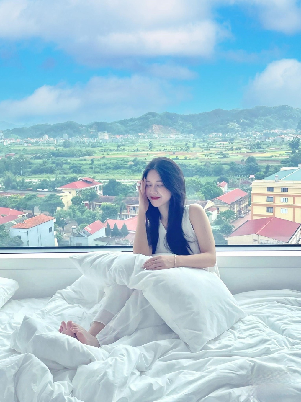 Giới trẻ và trào lưu thuê phòng khách sạn để chụp ảnh cùng bầu trời - 2 Giới trẻ và trào lưu thuê phòng khách sạn để chụp ảnh cùng bầu trời - 2