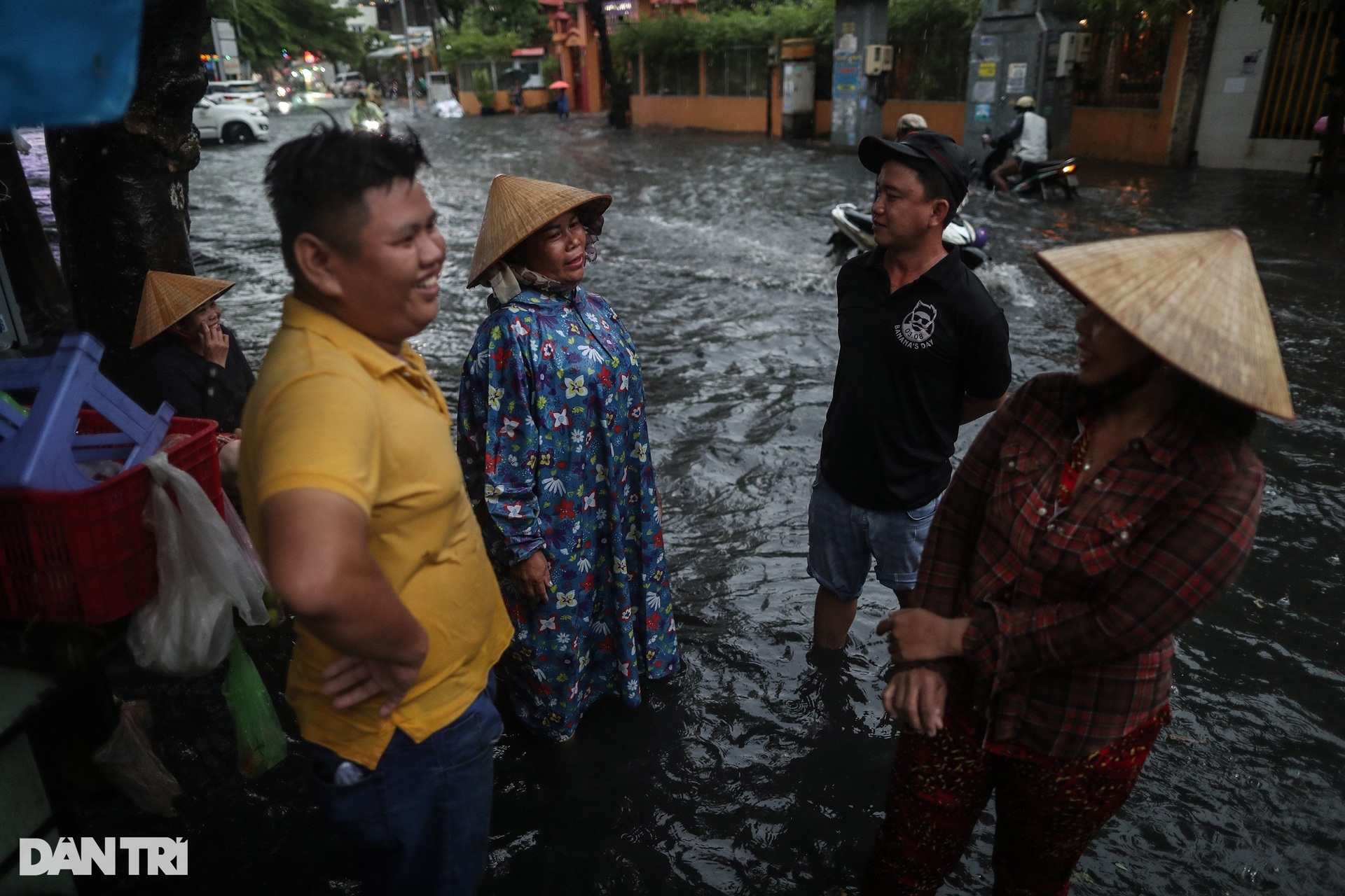 Người dân TPHCM ngã nhào trên đường ngập do mưa lớn - 11 Người dân TPHCM ngã nhào trên đường ngập do mưa lớn - 11