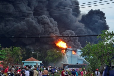 Gần 5 giờ "chiến đấu" với ngọn lửa tại công ty nệm Vạn Thành