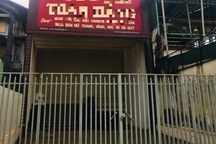 Người đàn ông nghi bị tâm thần cầm dao đập phá cây ATM, cướp tiệm vàng