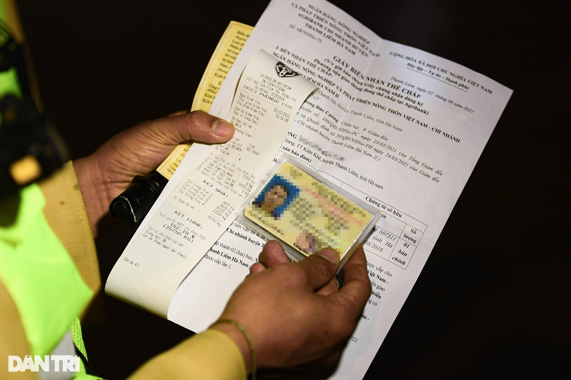 Xe siêu trường quá tải trọng tăng ga không hợp tác, uy hiếp CSGT ở Hà Nội - 12 Xe siêu trường quá tải trọng tăng ga không hợp tác, uy hiếp CSGT ở Hà Nội - 12