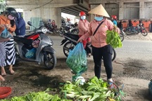 Ngày đầu TP Cần Thơ cách ly 2 quận: Tiểu thương nháo nhào xả hàng ở chợ