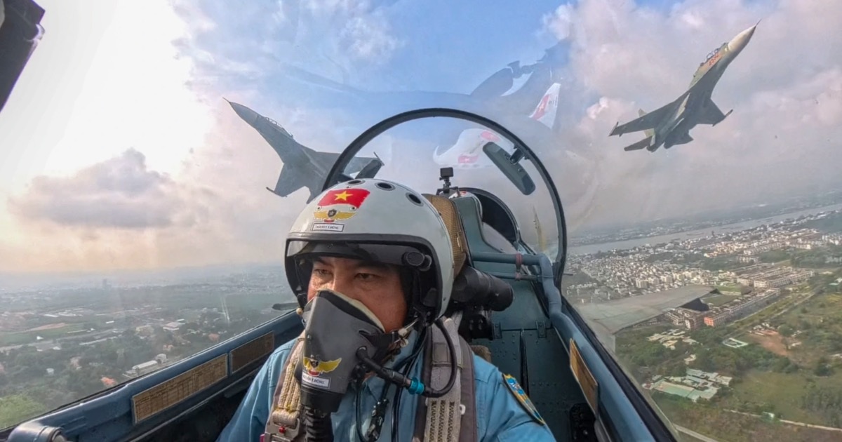View - Hình ảnh hào hùng của 23 máy bay chiến đấu hợp luyện tại sân bay Biên Hòa | Báo Dân trí