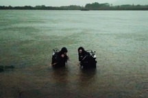 "Người nhái" dầm mưa tìm thi thể 2 nạn nhân bị đuối nước