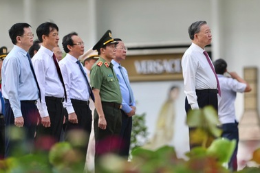 Tổng Bí thư, Chủ tịch nước Tô Lâm dâng hoa tượng đài Bác Hồ tại TPHCM