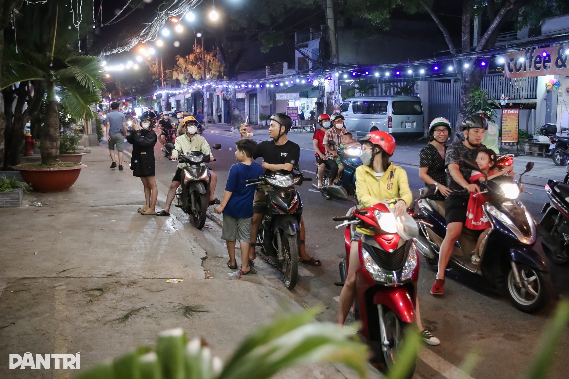 Giới trẻ TPHCM thích thú check-in với cơn mưa tuyết - 8 Giới trẻ TPHCM thích thú check-in với cơn mưa tuyết - 8